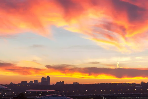 秋の美しい夕日の背景に大都会は 色はオレンジ ピンク — ストック写真