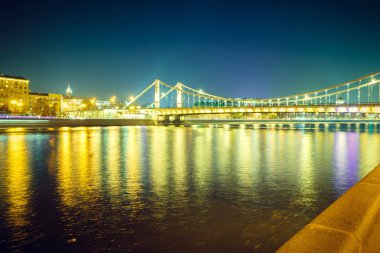 Gece ışıkları akşam Nehri geçip uzun güzel köprü.