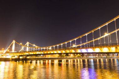 Gece ışıkları akşam Nehri geçip uzun güzel köprü.