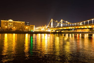 Gece ışıkları akşam Nehri geçip uzun güzel köprü.
