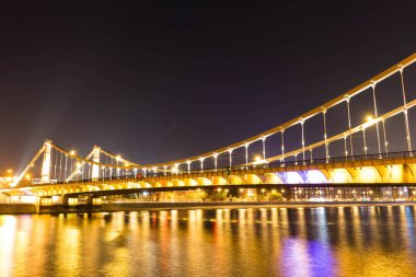 Gece ışıkları akşam Nehri geçip uzun güzel köprü.