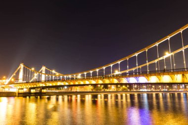Gece ışıkları akşam Nehri geçip uzun güzel köprü.