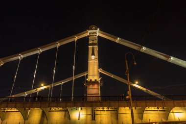 Gece ışıkları akşam Nehri geçip uzun güzel köprü.