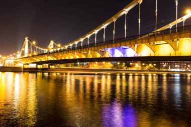 Gece ışıkları akşam Nehri geçip uzun güzel köprü.