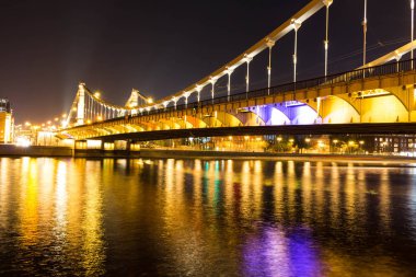 Gece ışıkları akşam Nehri geçip uzun güzel köprü.