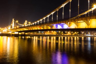 Gece ışıkları akşam Nehri geçip uzun güzel köprü.