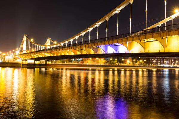 Πολύ Όμορφη Γέφυρα Πέρα Από Τον Ποταμό Βράδυ Φώτα Βράδυ — Φωτογραφία Αρχείου