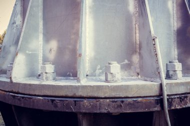 Yüksek gerilim kule Cıvata altına tespit etmek. Gündüz.