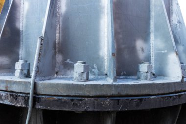 Yüksek gerilim kule Cıvata altına tespit etmek. Gündüz.