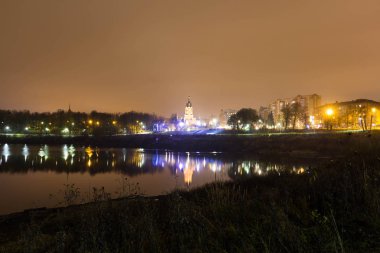 Göl ile gece ışık tapınakta yansımasıdır. Sonbahar.