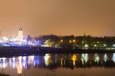 Göl ile gece ışık tapınakta yansımasıdır. Sonbahar.
