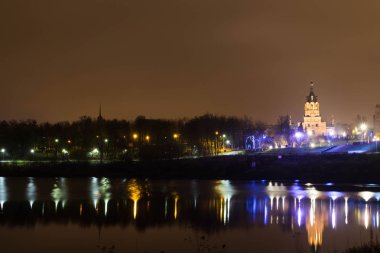 Göl ile gece ışık tapınakta yansımasıdır. Sonbahar.