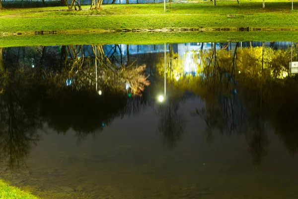 Stadtweiher Mit Beleuchtung Den Radius Mit Lichtreflexion Abendzeit — Stockfoto