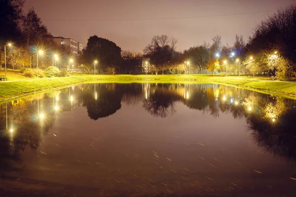 Estanque Ciudad Con Iluminación Alrededor Del Radio Con Reflejo Luces —  Fotos de Stock