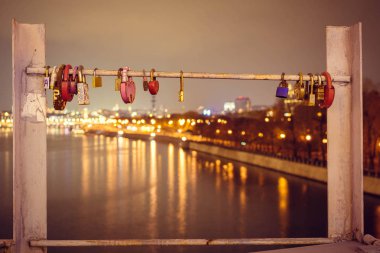 Ahır kilitleri ilişkiler ve aşk köprüde asılı. Akşam saat.