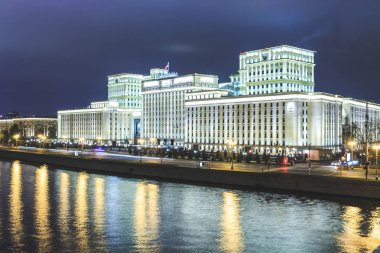 Şehrin ışıkları ile arka plan üzerinde nehir kenarında bina çok güzel. Akşam saat.