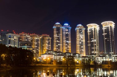 Gece aydınlatma ile bir konut kompleksi yüksek katlı evlerin. Akşam saat konut pahalı.