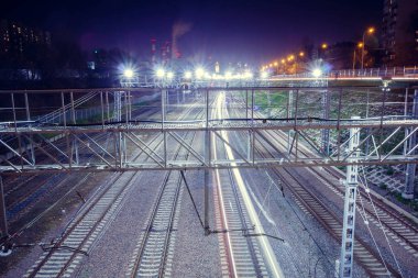 Gelişmiş altyapı ve gece aydınlatma ile demiryolu metropol. Akşam saat.