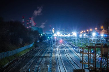 Gelişmiş altyapı ve gece aydınlatma ile demiryolu metropol