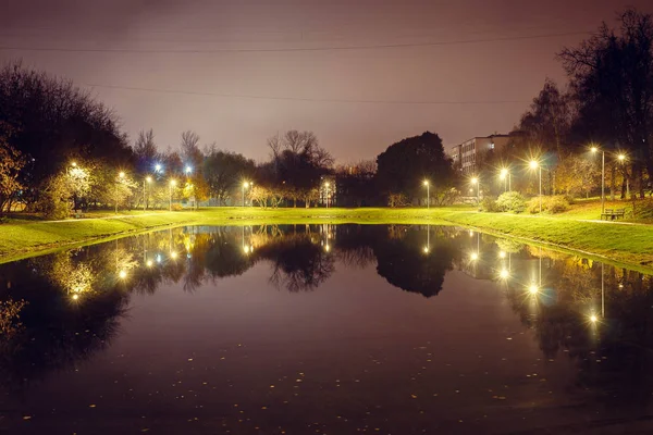 Estanque Ciudad Con Iluminación Alrededor Del Radio Con Reflejo Luces —  Fotos de Stock