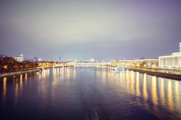 Rivier Van Grote Stad Achtergrond Van Stad Met Verlichting Avonds — Stockfoto