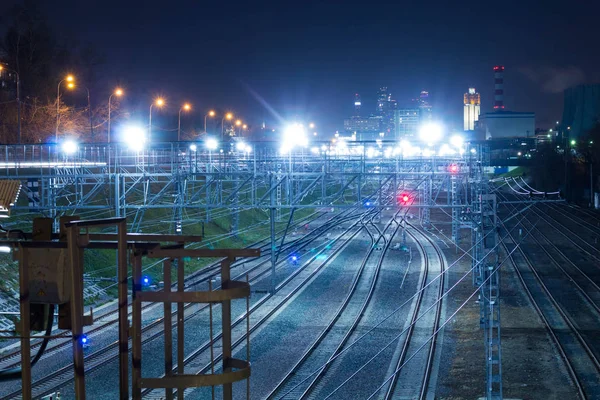 Metrópolis Ferroviaria Con Una Infraestructura Desarrollada Iluminación Nocturna Hora Tarde —  Fotos de Stock