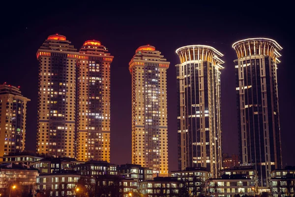 Gece aydınlatma ile bir konut kompleksi yüksek katlı evlerin. Pahalı konut.