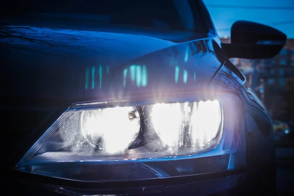 Le phare de la voiture est noir. Contexte pour le bureau — Photo