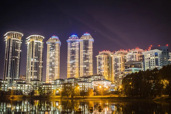 Gece aydınlatma ile bir konut kompleksi yüksek katlı evlerin. Pahalı konut.