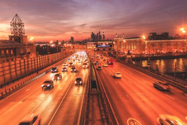 Yol çok araba arka planda metropol ışıklarını ile gece. Gece ışıkları ve arabalar.