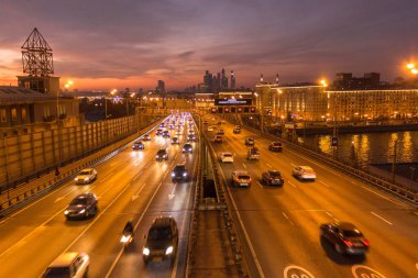 Yol çok araba arka planda metropol ışıklarını ile gece. Gece ışıkları ve arabalar.