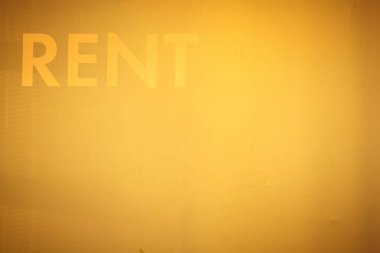 Kira, beyaz harflerle parlak duvar üzerinde yazıt. Akşam saat.