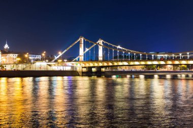 Gece ışıkları akşam Nehri geçip uzun güzel köprü.