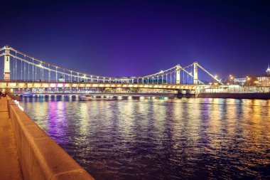 Gece ışıkları akşam Nehri geçip uzun güzel köprü.
