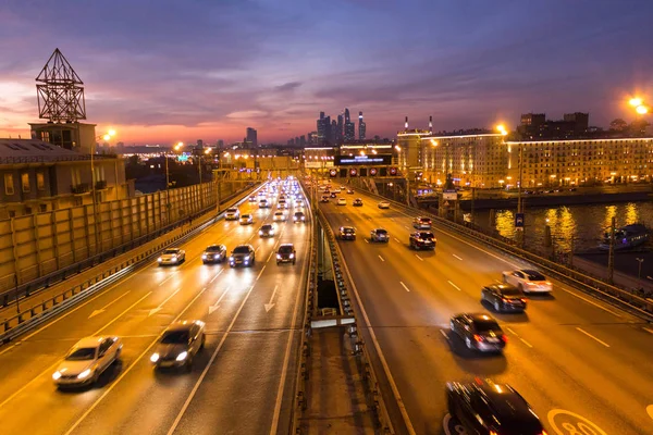 Yol çok araba arka planda metropol ışıklarını ile gece. Gece ışıkları ve arabalar.