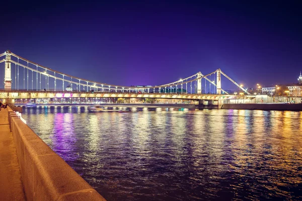 Długo Pięknego Mostu Przez Rzekę Godzinach Wieczornych Lampki Nocne — Zdjęcie stockowe