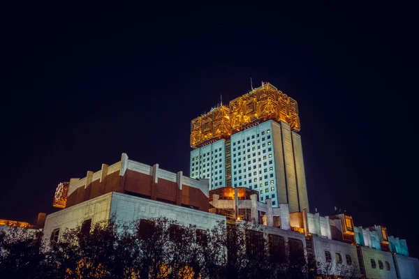 Moskova Bilim Akademisi yakın çekim bir kule saati ile. Akşam ışıklar.