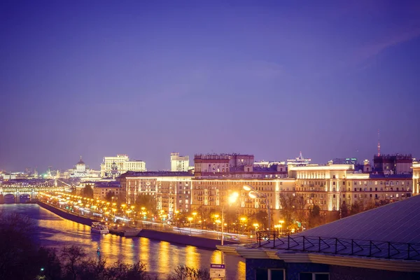 在河岸上有高楼的城市 晚上的时间 — 图库照片