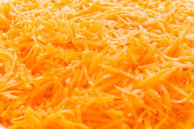 Havuç rendelenmiş ince taze turuncu. Yakın çekim.