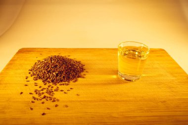 Keten tohumu avuç, keten tohumu yağı bir bardak masanın üzerine