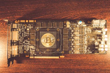 Bitcoin para ekran kartı üzerinde yer alır.