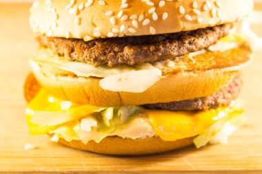 Büyük burger iki beşamel sos, peynir ve salata