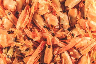 Arıtma yenmiş karides. Yayılmasını sağlamak için kalır