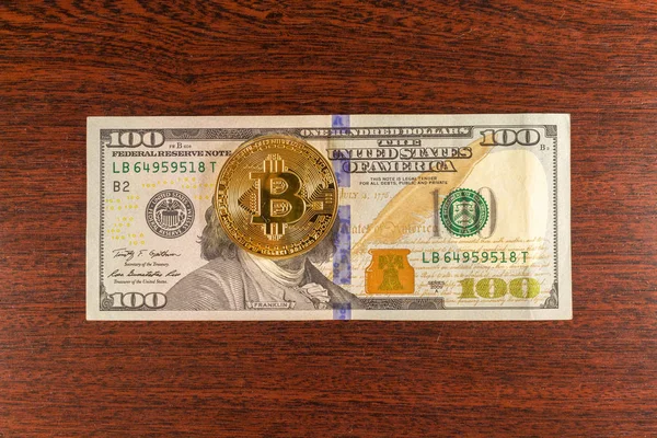 Монета Bitcoin Лежить 100 Банкнота — стокове фото