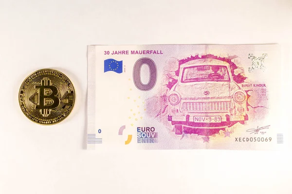 Лежить Bitcoin Монета Законопроекту Євро — стокове фото