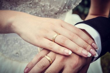 Eller yeni sağ elinde altın yüzük ile evli