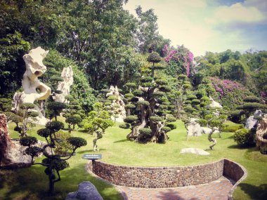 Güzel park ile çiçek ve Tayland tesisleri. Turizm.