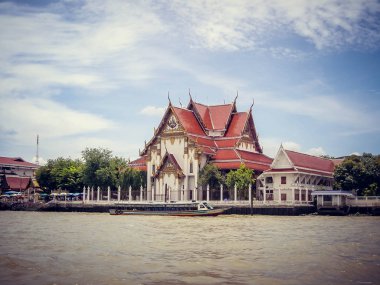 Nehrin yanında bir tekne Tayland üzerinden göster. Turizm.