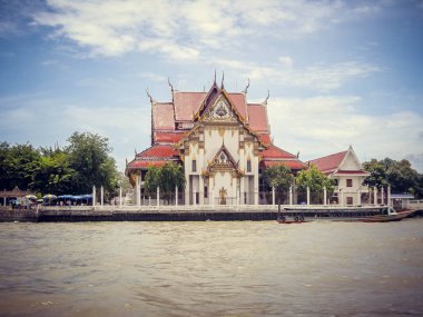 Nehrin yanında bir tekne Tayland üzerinden göster. Turizm.