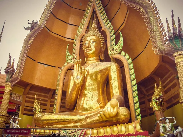 Estatua Sentada Dorada Con Los Dedos Juntos Tailandia —  Fotos de Stock